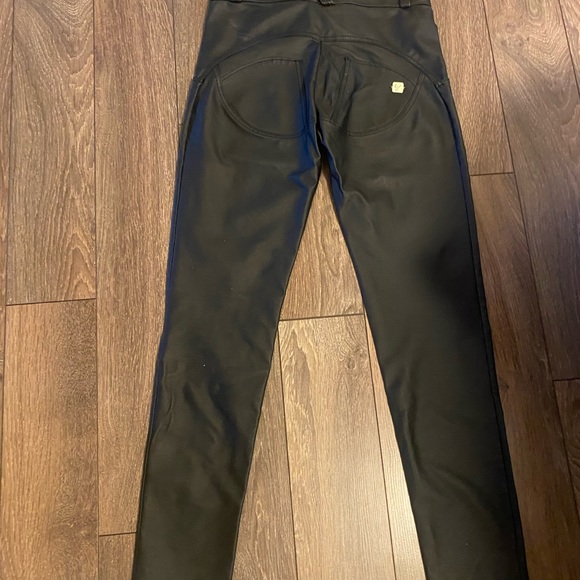 Black vegan leather Freddy’s WRUP - Picture 2 of 3